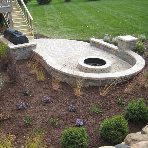 Mulching landscaping and lawn maintenance in in Middleton, WI.